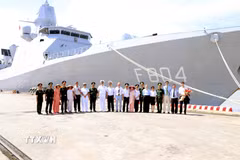 Đại diện các lực lượng chấp pháp chào đón đại diện Tàu Hải quân Hoàng gia Hà Lan HNLMS De Ruyter. (Ảnh: Hoàng Ngọc/TTXVN)