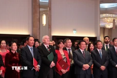 Ủy viên Bộ Chính trị, Giám đốc Học viện Chính trị Quốc gia Hồ Chí Minh Nguyễn Xuân Thắng (hàng đầu, thứ 3, phải sang) và các quan khách dự Lễ kỷ niệm. (Ảnh: Hữu Tiến/TTXVN)