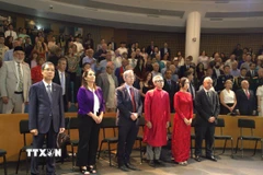 Các đại biểu làm lễ chào cờ. (Ảnh: Thanh Bình/TTXVN)