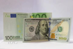 Đồng euro và đồng USD. (Ảnh: THX/TTXVN)