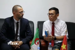 Đại sứ Trần Quốc Khánh và ông Abdelkader Toumi, Chủ tịch Phòng Thương mại và Công nghiệp tỉnh Batna. (Ảnh: Mạnh Hùng/TTXVN)