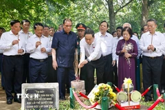 Chủ tịch Quốc hội Trần Thanh Mẫn và nguyên Tổng Bí bí thư Nông Đức Mạnh và đại biểu dâng hương tại Đình Tân Trào. (Ảnh: Doãn Tấn/TTXVN)