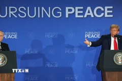 Tổng thống Mỹ Donald Trump (phải) và Tổng thống Nga Vladimir Putin trong cuộc họp báo chung tại Căn cứ Elmendorf-Richardson ở Anchorage, bang Alaska (Mỹ) ngày 15/8/2025. (Ảnh: THX/TTXVN)