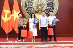 Đại sứ Phạm Thanh Bình tặng quà cho đại diện các cơ quan báo chí Việt Nam tại Trung Quốc. (Ảnh: Hải Yến/TTXVN)