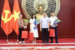 Đại sứ Phạm Thanh Bình tặng quà cho đại diện các cơ quan báo chí Việt Nam tại Trung Quốc. (Ảnh: Hải Yến/TTXVN)