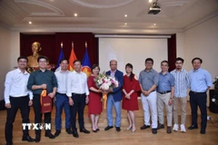 Đại sứ Việt Nam tại Pháp Đinh Toàn Thắng trao hoa chúc mừng đại diện các cơ quan báo chí Việt Nam tại Pháp. (Ảnh: Đào Dũng/TTXVN)