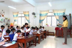 Giờ lên lớp của cô giáo Võ Thanh Kiều, giáo viên Trường Tiểu học và THCS Thổ Châu. (Ảnh: Văn Sĩ/TTXVN)