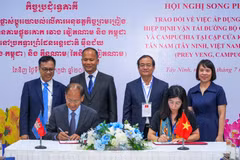 Đại diện Cục Đường bộ Việt Nam và Bộ Giao thông Công chính Vương quốc Campuchia ký Biên bản thống nhất triển khai thực hiện Hiệp định vận tải đường bộ giữa hai nước đối với cặp cửa khẩu quốc tế Tân Nam-Meun Chey. (Ảnh: Minh Phú/TTXVN)