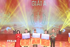 Chủ tịch Ủy ban Trung ương Mặt trận Tổ quốc Việt Nam Bùi Thị Minh Hoài và Thượng tướng Lê Văn Tuyến, Thứ trưởng Bộ Công an trao giải A cho các đội có phần thi xuất sắc nhất. (Ảnh: Mạnh Tú/TTXVN)
