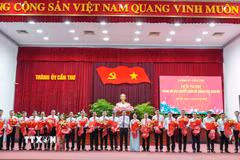 Bí thư Thành ủy Cần Thơ trao Quyết định của Ban Thường vụ Thành ủy cho các cán bộ được điều động, chỉ định, bổ nhiệm. (Ảnh: Thanh Liêm/TTXVN)