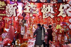 Người dân mua sắm đồ trang trí lễ hội tại một trung tâm thương mại ở Bắc Kinh. (Ảnh: Xinhua)