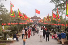 Người dân, du khách đến chiêm bái tại Di tích Quốc gia đặc biệt Khu di tích lịch sử lăng mộ và đền thờ các vị vua triều Trần (Hưng Hà, Thái Bình). (Ảnh: Vũ Quang/TTXVN)