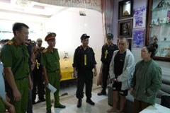 Lực lượng chức năng công bố các quyết định về khởi tố vụ án, khởi tố bị can và lệnh bắt tạm giam. (Ảnh: Báo Lâm Đồng)