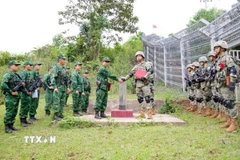 Đội trưởng tuần tra của hai bên trao biên bản ký kết tuần tra song phương. (Ảnh: TTXVN phát)