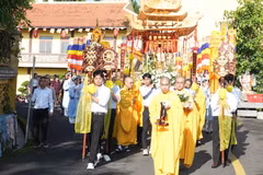 Đoàn rước kiệu thực hiện nghi lễ rước Phật đản sinh từ Tổ đình Linh Quang (phường Cam Ly-Đà Lạt) đến khuôn viên Thủy Tạ - hồ Xuân Hương Đà Lạt sáng 24/5/2026. (Ảnh: Nguyễn Dũng/TTXVN)