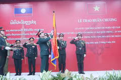 Đại tướng Nguyễn Tân Cương gắn Huân chương Độc lập của Nhà nước Việt Nam trao tặng cho tập thể thuộc Bộ Quốc phòng Lào. (Ảnh: Xuân Tú/TTXVN)