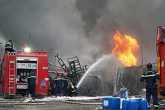 Gió to khiến ngọn lửa bùng phát mạnh, đám cháy phát ra nhiều tiếng nổ lớn. (Ảnh: Quốc Dũng/TTXVN)