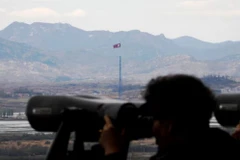 Hình ảnh được chụp từ đài quan sát Dora gần khu phi quân sự ngăn cách hai miền Triều Tiên, cho thấy lá cờ Triều Tiên tung bay trên đỉnh một tòa tháp cao 160 mét tại làng tuyên truyền Gijungdong của Triều Tiên. (Ảnh: Reuters)