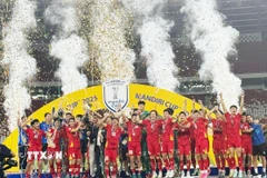 Các cầu thủ U23 Việt Nam hân hoan nâng cao cúp vô địch U23 Đông Nam Á 2025 trên sân Gelora Bung Karno. (Ảnh: Văn Phong/TTXVN)