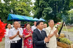 Cán bộ nhân viên Tổng lãnh sự quán Việt Nam tại Khon Kaen cùng kiều bào Việt Nam tại Thái Lan dâng hương tri ân các anh hùng liệt sỹ. (Ảnh: TTXVN phát)