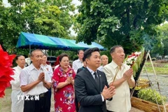 Cán bộ nhân viên Tổng lãnh sự quán Việt Nam tại Khon Kaen cùng kiều bào Việt Nam tại Thái Lan dâng hương tri ân các anh hùng liệt sỹ. (Ảnh: TTXVN phát)