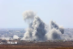 Khói bốc lên sau các cuộc không kích của Israel xuống Gaza. (Ảnh: THX/TTXVN)