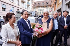 Vợ ông Jacques Savary đón Chủ tịch Quốc hội Trần Thanh Mẫn và Phu nhân Nguyễn Thị Thanh Nga đến thăm gia đình. (Ảnh: Doãn Tấn/TTXVN)