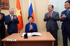 Phu nhân Ngô Phương Ly ghi sổ cảm tưởng tại Trung tâm Văn hóa Nga-Việt. (Ảnh: Tâm Hằng/TTXVN)