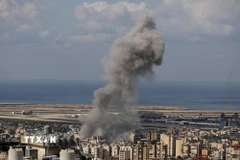 Khói bốc lên từ địa điểm ở Beirut, Liban sau cuộc tập kích của Israel ngày 4/3/2026. (Ảnh: THX/TTXVN)