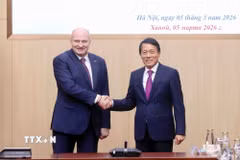 Đại tướng Lương Tam Quang, Bộ trưởng Bộ Công an Việt Nam với Bộ trưởng Bộ Tình trạng khẩn cấp Liên bang Nga Aleksandr Kurenkov. (Ảnh: Phạm Kiên/TTXVN)