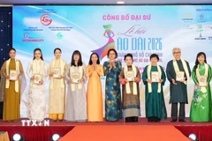 Đại sứ Lễ hội năm 2026 ra mắt người dân và du khách. (Ảnh: Mỹ Phương/TTXVN)