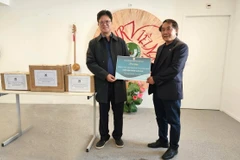 Ông Phạm Văn Thắng trao tặng sách cho đại diện Trung tâm văn hóa Việt Nam tại Pháp.