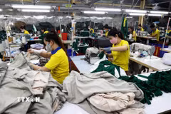 Xưởng gia công hàng dệt may xuất khẩu. (Ảnh: Hồng Đạt/TTXVN)