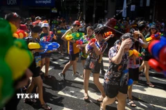 Người dân vui chơi trong kỳ nghỉ Tết Songkran cổ truyền ở Bangkok, Thái Lan. (Ảnh: AFP/TTXVN)