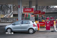 Một trạm xăng ở Riga, Latvia. (Ảnh: THX/TTXVN)