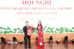 Bà Bùi Thị Quỳnh Vân, Phó Trưởng Ban Tổ chức Trung ương, trao Quyết định của Ban Bí thư cho ông Nguyễn Việt Hùng. (Ảnh: Xuân Triệu/TTXVN)