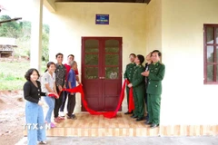 Đồn Biên phòng Làng Mô phối hợp với các nhà tài trợ trao tặng Nhà tình nghĩa cho đồng bào dân tộc Vân Kiều ở xã Trường Sơn. (Ảnh: Nguyên Linh/TTXVN)