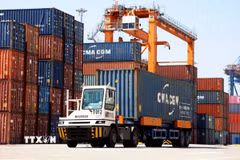 Xe chở container hàng xuất nhập khẩu hoạt động tại cảng quốc tế Gemalink, thị xã Phú Mỹ, tỉnh Bà Rịa-Vũng Tàu. (Ảnh: Hồng Đạt/TTXVN)