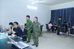 Xử lý nhóm đối tượng tại phường Hạp Lĩnh, tỉnh Bắc Ninh vi phạm pháp luật. (Ảnh: TTXVN phát)