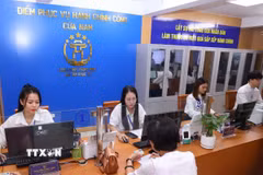 Cán bộ phường Cửa Nam tiếp công dân. (Ảnh: Văn Điệp/TTXVN)