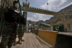 Binh sỹ Pakistan đứng gác tại cửa khẩu biên giới Torkham ở huyện Khyber, Pakistan. (Ảnh: AP)