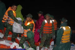 Đà Nẵng: Hơn 500 cán bộ, chiến sỹ trắng đêm giữ bờ kè An Lương trước lũ lớn