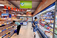 Người tiêu dùng mua sắm tại khu vực hàng hóa gắn Tick xanh trách nhiệm, tại Co.opmart Rạch Miễu, Thành phố Hồ Chí Minh. (Ảnh: Hương Giang/TTXVN)