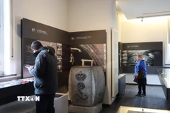 Mô hình miêu tả việc lắp đặt các đường ống cống ngầm. (Ảnh: Hương Giang/TTXVN)