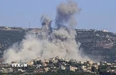 Khói bốc lên sau cuộc không kích của Israel xuống miền Nam Liban. (Ảnh: IRNA/TTXVN)