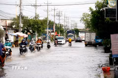 Quốc lộ 28, đoạn qua phường Hàm Thắng (Lâm Đồng) nhiều đoạn bị ngập sâu trong nước, phương tiện di chuyển khó khăn. Ảnh: Nguyễn Thanh - TTXVN