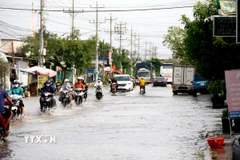 Quốc lộ 28, đoạn qua phường Hàm Thắng (Lâm Đồng) nhiều đoạn bị ngập sâu trong nước, phương tiện di chuyển khó khăn. Ảnh: Nguyễn Thanh - TTXVN