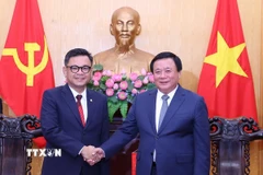 Giáo sư, Tiến sỹ Nguyễn Xuân Thắng tiếp Tiến sỹ Ace Hasan Syadzily, Chủ tịch Học viện Tự cường Dân tộc Cộng hòa Indonesia. (Ảnh: Văn Điệp/TTXVN)