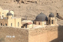 Kiến trúc của Mar Saba mang đậm dấu ấn Byzantine với những bức tường đá màu nâu. (Ảnh: Thanh Bình/TTXVN)