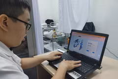 Cán bộ y tế nhập liệu vào hồ sơ sức khỏe điện tử của người dân. (Ảnh minh họa. Nguyễn Cúc/TTXVN)